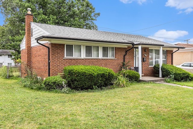 ranch-style home featuring a front lawn