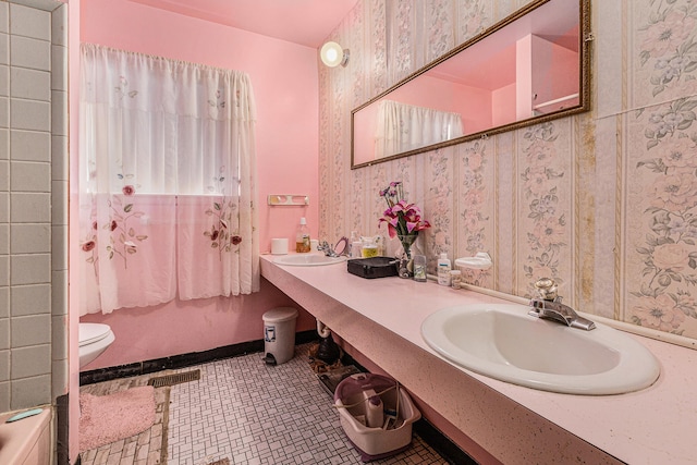 full bathroom featuring shower / bath combination with curtain, toilet, and vanity