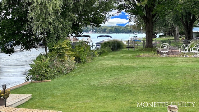 view of yard featuring a water view