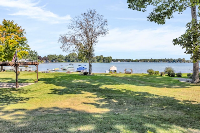 view of yard featuring a water view