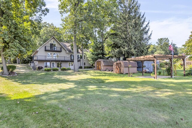 view of yard featuring a pergola and a storage unit