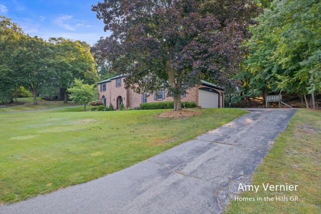 view of front of property featuring a front lawn and a garage