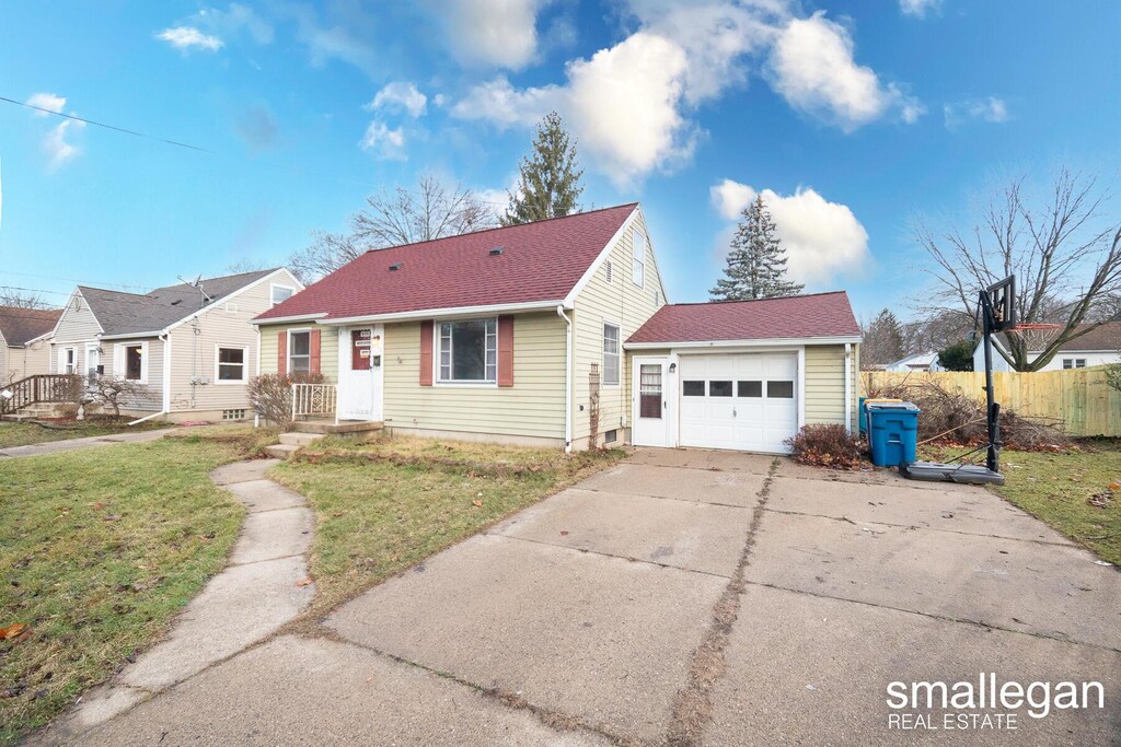 view of front of house with a front lawn and a garage