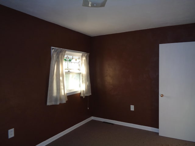 spare room with carpet flooring