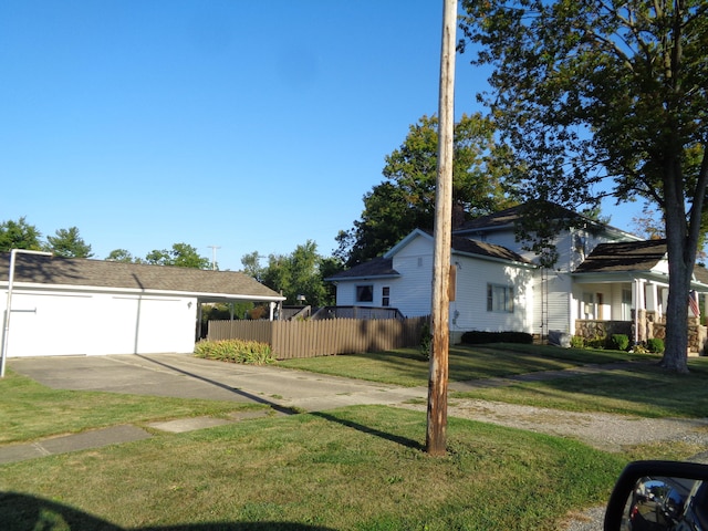 view of front facade featuring a front lawn, a garage, and a porch