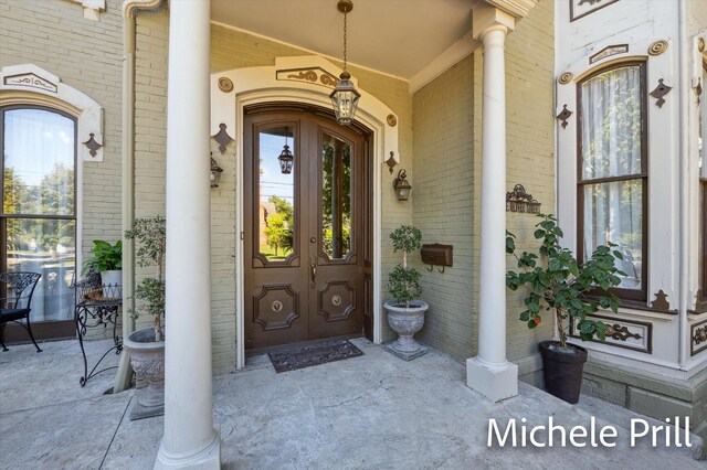 entrance to property featuring a porch