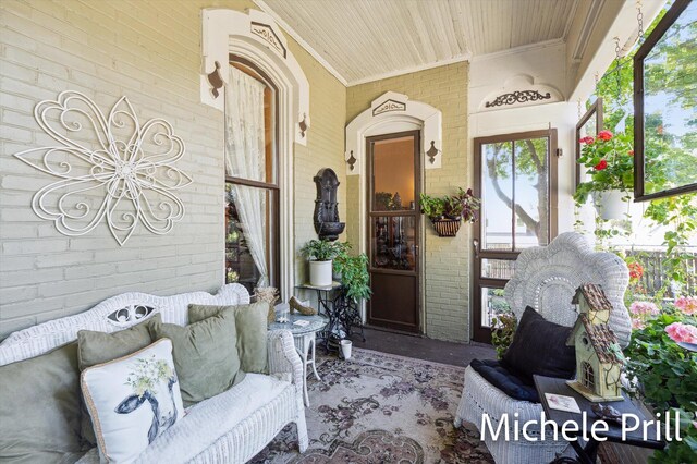 property entrance featuring a porch