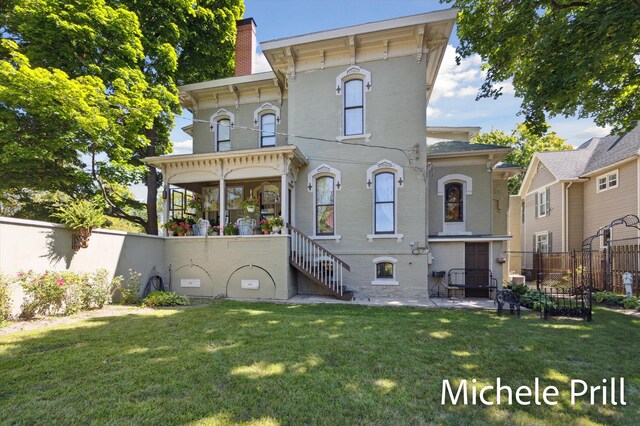 exterior space featuring a front yard