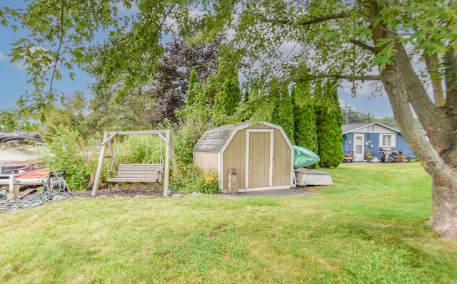 view of yard featuring a storage shed