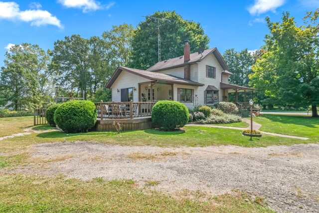 view of front facade featuring a front lawn and covered porch