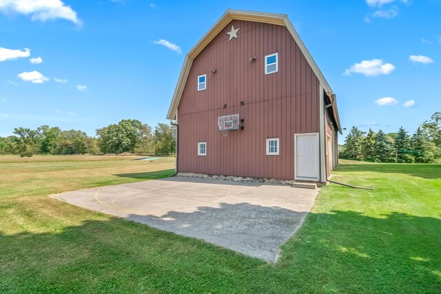 view of outdoor structure with a yard