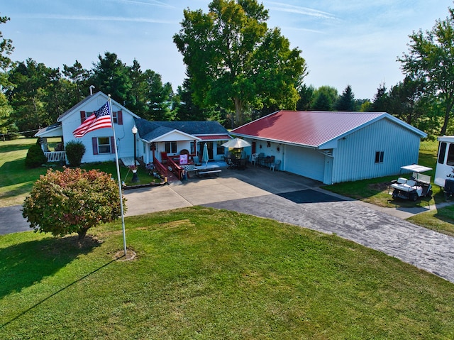 view of front of house featuring a front yard