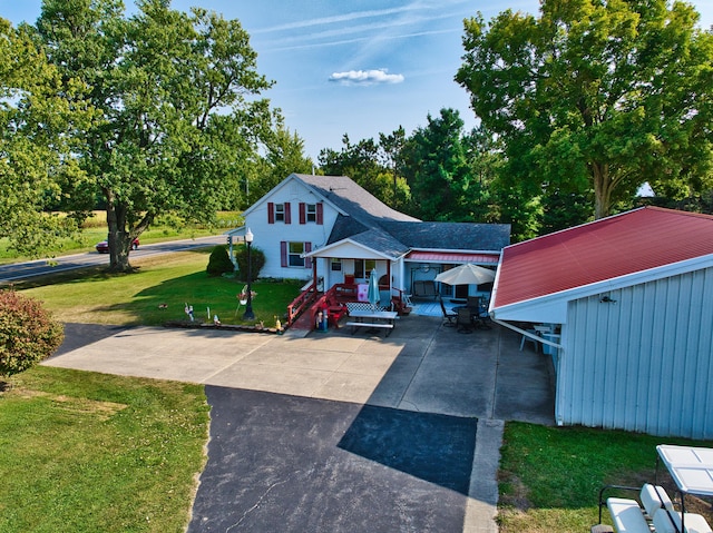 view of front of property with a front yard