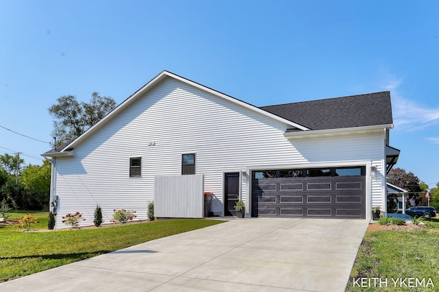 view of front facade featuring a front yard and a garage