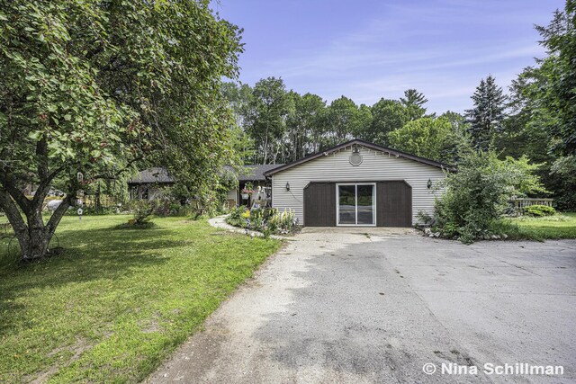 ranch-style house with a front yard