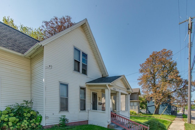 view of front facade featuring a shingled roof