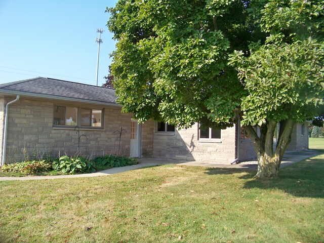 view of front of house featuring a front yard