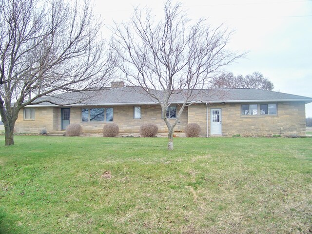 single story home featuring a front lawn