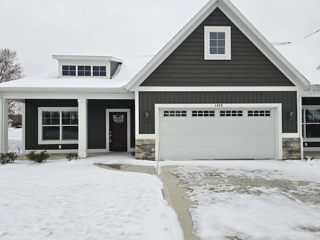 view of front facade featuring a garage