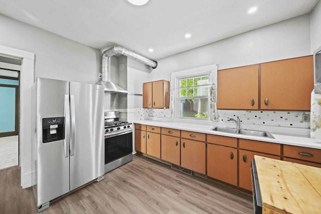 kitchen featuring stainless steel appliances, sink, hardwood / wood-style floors, and decorative backsplash