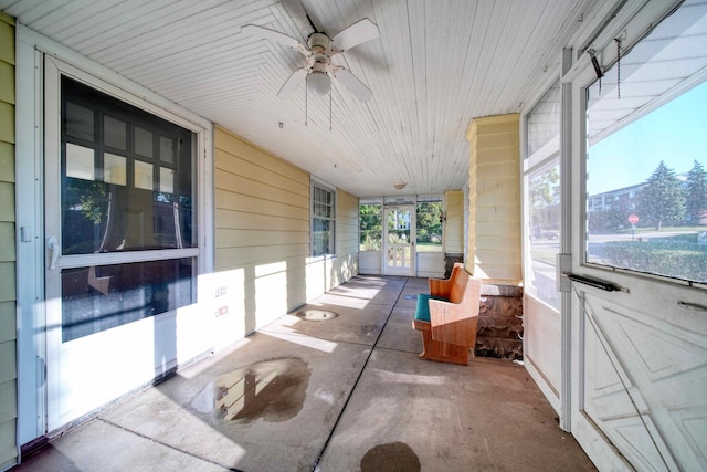 sunroom with ceiling fan