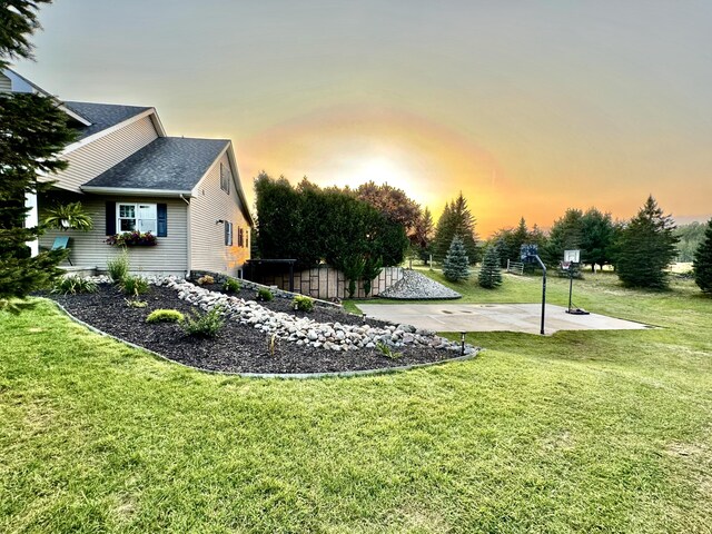 view of yard at dusk