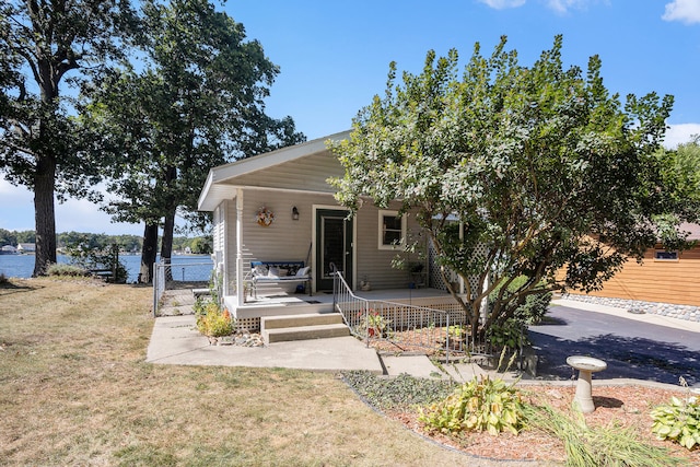 view of front of property featuring a water view and a front yard