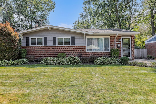 view of front of home featuring a front lawn