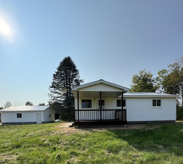 view of front of home with covered porch and a front lawn