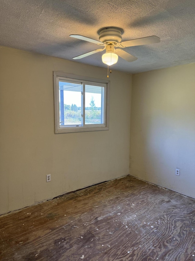 unfurnished room featuring a textured ceiling and ceiling fan