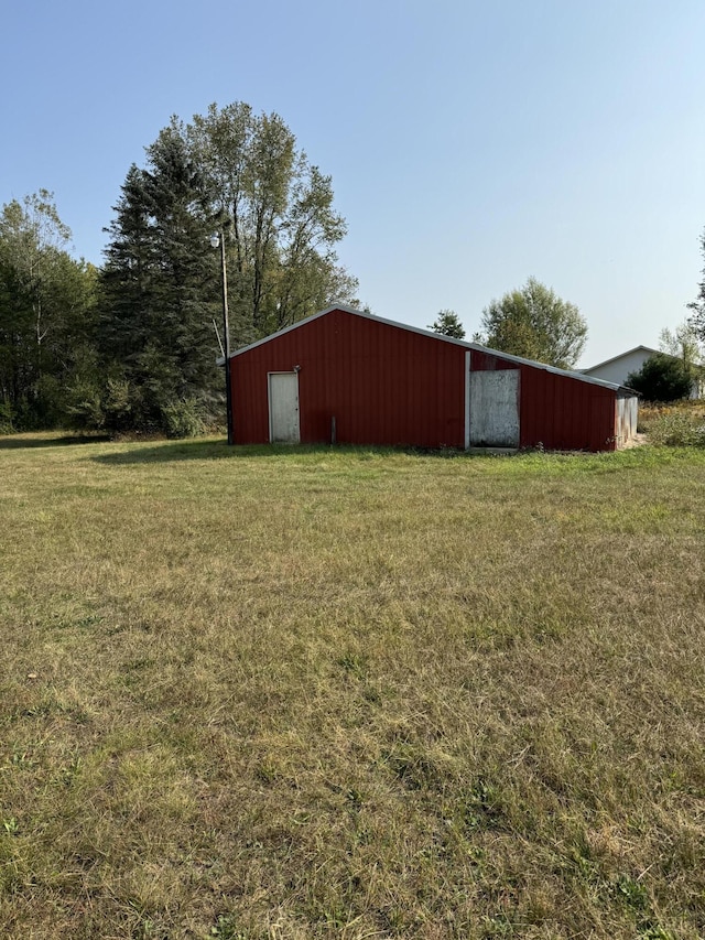 view of yard featuring an outbuilding