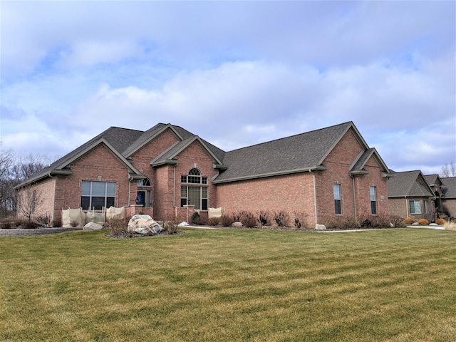 view of front facade with a front yard