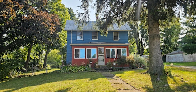 view of front of property featuring a front yard