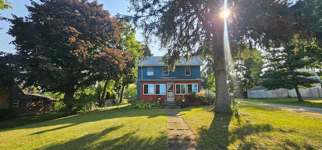 view of front of property featuring a front lawn