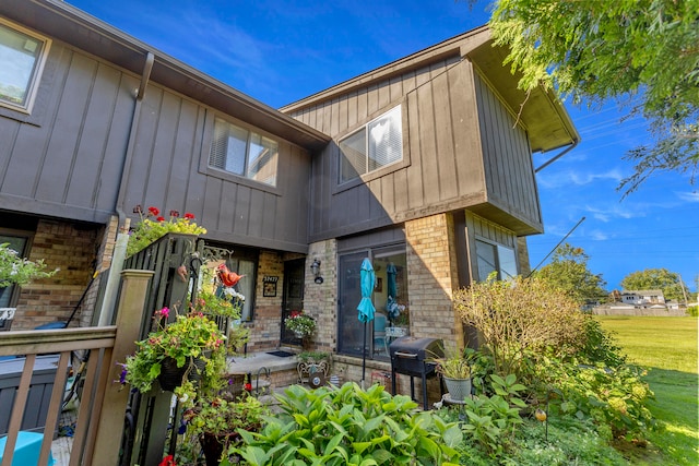 view of front of house with a front lawn