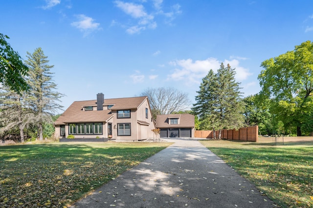 view of front of home featuring a front lawn and a garage