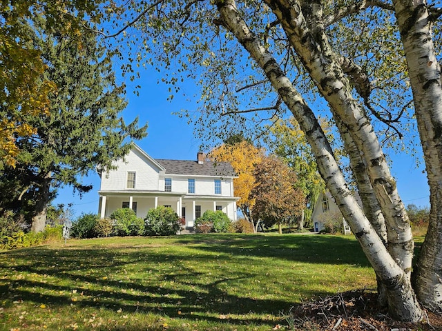 view of front of home featuring a front yard