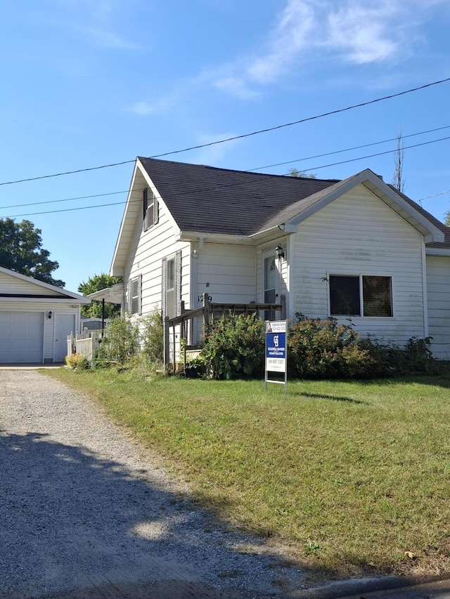 view of front facade featuring a front yard and a garage