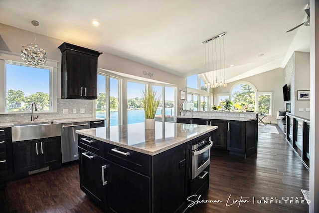 kitchen with a notable chandelier, stainless steel appliances, and a center island