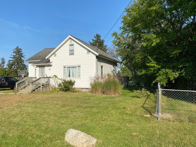 view of side of property featuring a lawn