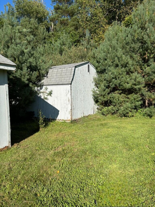 view of outdoor structure with a yard