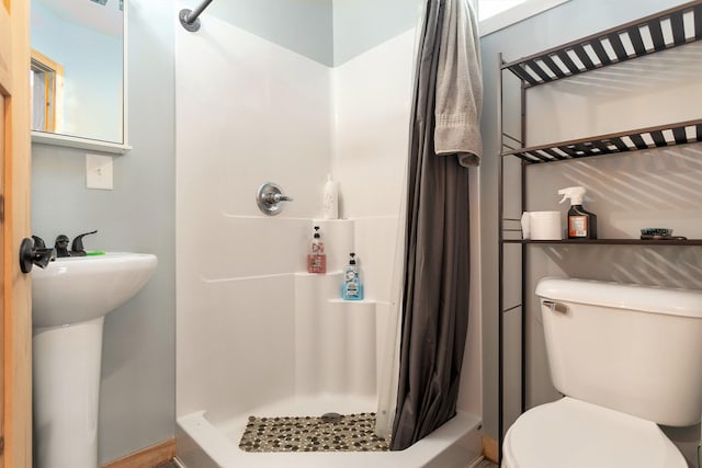 bathroom featuring toilet and a shower with curtain