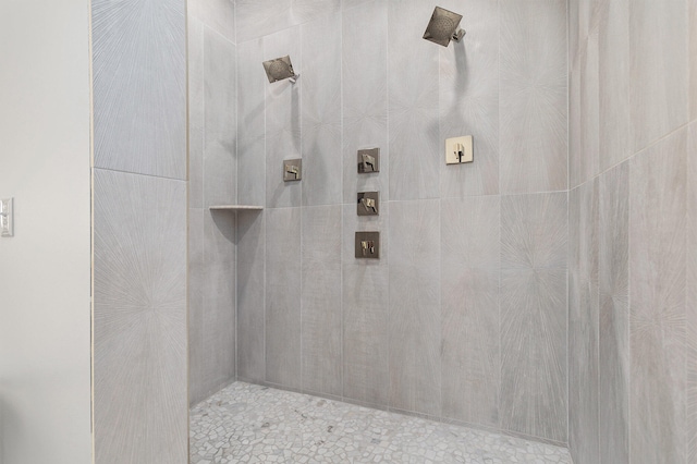 bathroom featuring a tile shower