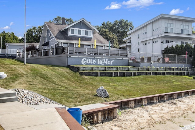 view of property's community featuring a lawn
