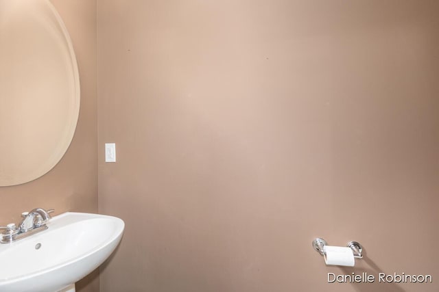 bathroom featuring sink