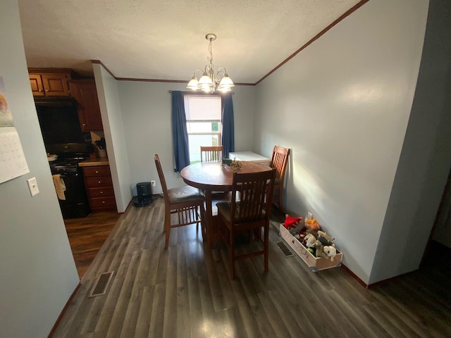 dining space featuring ornamental molding, a chandelier, a textured ceiling, and dark hardwood / wood-style floors