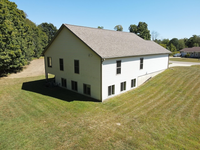 view of side of property featuring a yard