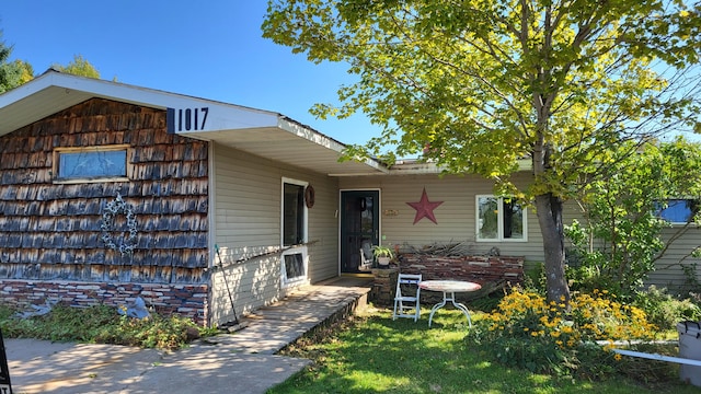 view of front facade with a front lawn