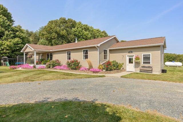 single story home with a front lawn