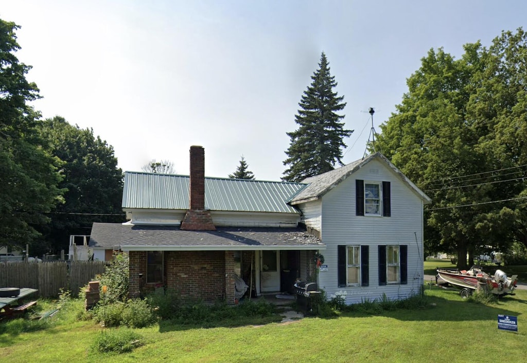 view of front of house with a front lawn